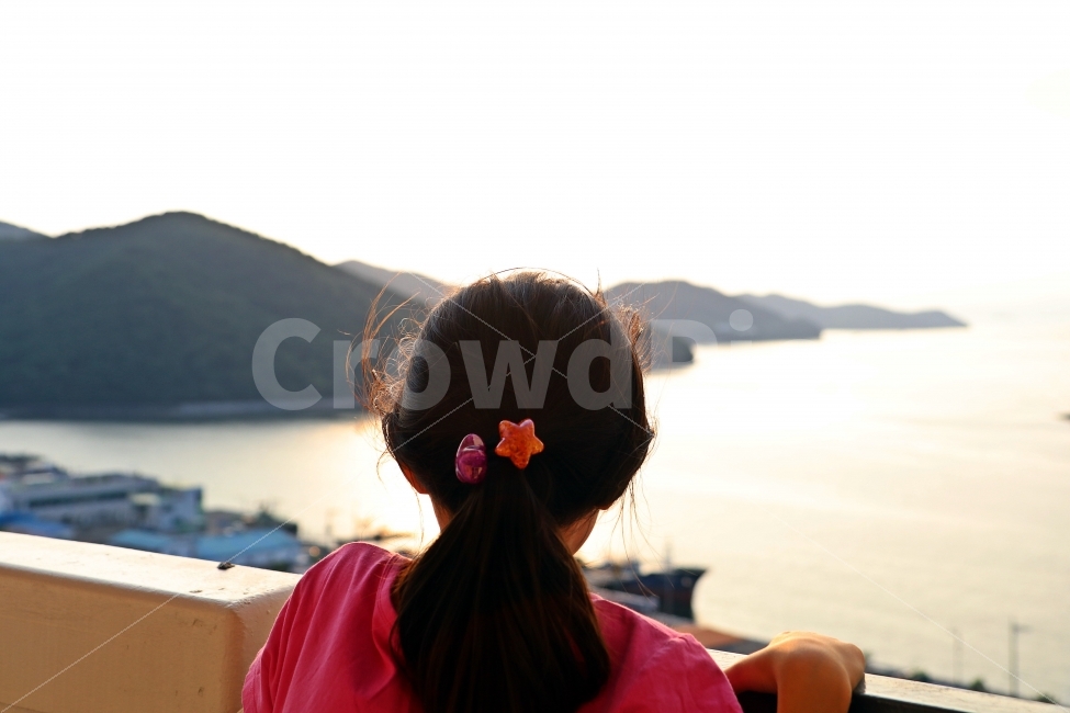 노을,보다,감상,감상하다,풍경,내려다보다,뒷모습,아이,어린이,일몰,해가지다,산,바다,풍광,배경,자연,풍경,nature,landscape,사람,인물,인간,human,person,hair,머리