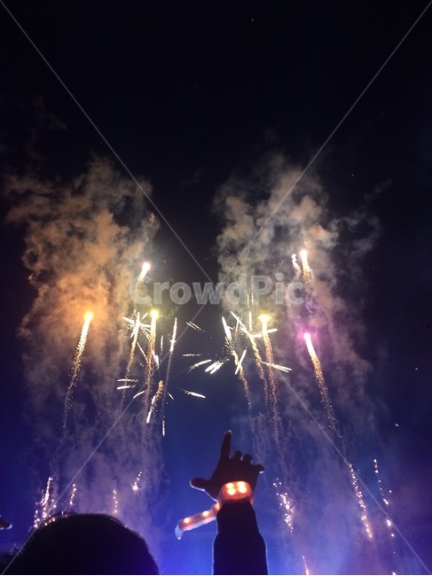 폭죽,꽃가루,어두움,빛,조명,축제,콘서트,페스티벌