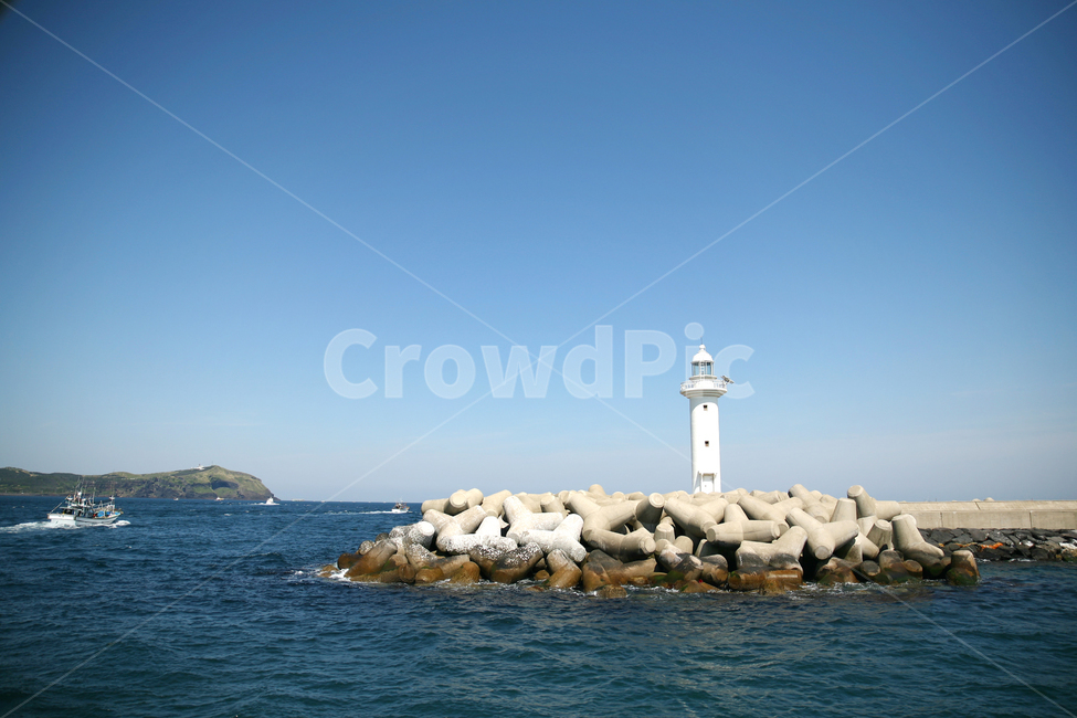 제주,성산항,등대,방파제,바다,하늘,바닷가,해안,하얀등대,자연,풍경,nature,landscape,한국자연풍경,한국자연경관,korea nature landscape,등대,lighthouse,제주도,jeju,jeju island,architecture,건축물,building,건물,tower,탑,beacon,봉홧불,land,땅,outdoors,옥외