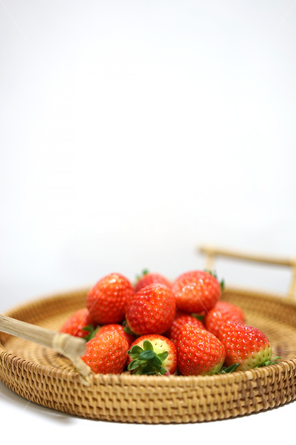 딸기,strawberry,과일,음식,겨울철과일,빨강,레드,red,베리,라탄,바구니,음식,식재료,요리,food,cook,meal,dishes,food reserves,과일,열매,fruit