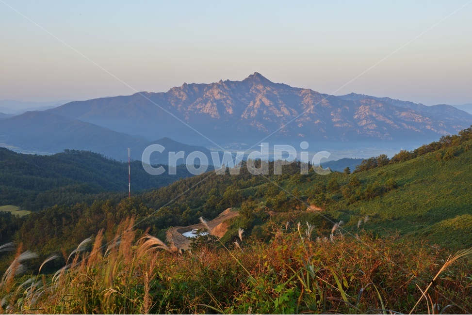 nature,자연,outdoors,옥외,mountain,산,mountainrange,산맥,영암,서광목장,영암풍력발전단지,서광목장일출,여명,아침,일출,해돋이,산골짜기,자연,풍경,nature,landscape