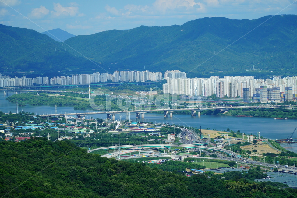 경기도,구리시,한강,암사대교,자연,도시,시티,건물,빌딩,한국,산,산맥,산봉우리,정상,산꼭대기,전경,풍경,nature,landscape,river,scenery,scene,view,citi,building,bridge,tree,mountain,sky,blue,초여름,6월,june,동네,마을,korea,한국자연,하늘,구름,cloud,주택,아파트,apartment,공동주택,주택단지,고층아파트,도시,풍경,city,landscape,한국도시풍경,한국도시경관,korea cityscape,outdoors,옥외,경치,aerial view,조감도