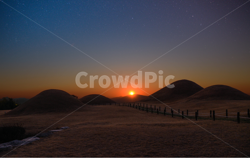 고분,무덤,노을,가야,문화재,자연,풍경,nature,landscape,한국자연풍경,한국자연경관,korea nature landscape,한국전통,한국문화,korean traditional,korean culture,랜드마크,landmark,tourist attraction,한국랜드마크,한국관광지,한국명소,korea landmark,korea tourist attraction,outdoors,옥외,field,들,grassland,목초지