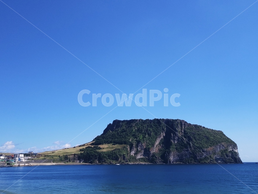 성산일출봉,제주도,바다,파도,해변,하늘,자연,풍경,nature,landscape,한국자연풍경,한국자연경관,korea nature landscape,제주도,jeju,jeju island,outdoors,옥외,land,땅,water,물,shoreline,해안선,sea,ocean,대양,coast,연안