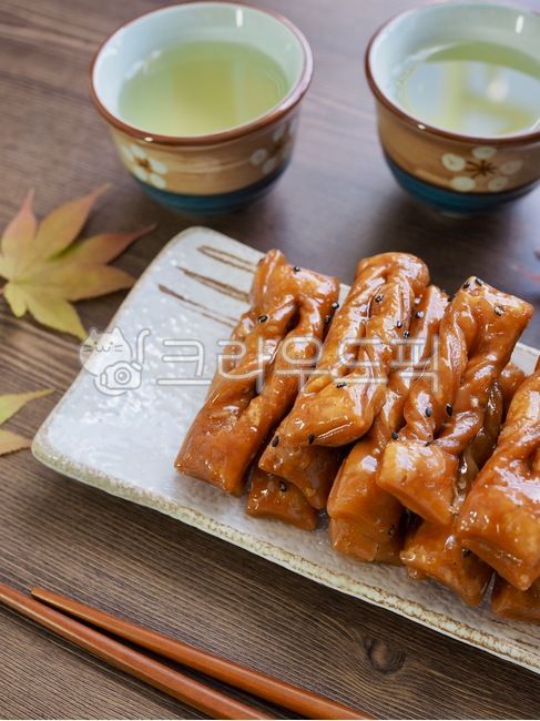 전통음식,한국전통음식,한국음식문화,전통문화,traditionalfood,koreantraditionalfood,koreanfoodculture,traditionalculture,한국음식,식품,한식,한국문화,한국,배경,음식문화,문화,아시아,아시아음식,접시,전통,설날,추석,음식,추석음식,설날음식,명절,명절음식,koreanfood,korea,koreanculture,food,background,foodculture,culture,asia,asianfood,dish,tradition,웰빙,웰빙음식,wellbeing,wellnessfood,한국과자,전통과자,과자,한과,한국전통과자,쌀과자,간식,후식,스낵,추석사진공모전,약과,녹차,단풍잎,가을