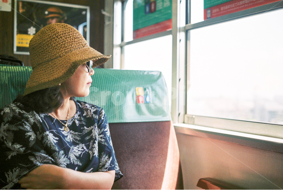 일본,일본감성,필름카메라,필름사진,여름,clothing,sunhat,human,의복,밀짚모자,기차,train,지하철,subway,metro,사람,gbdlf