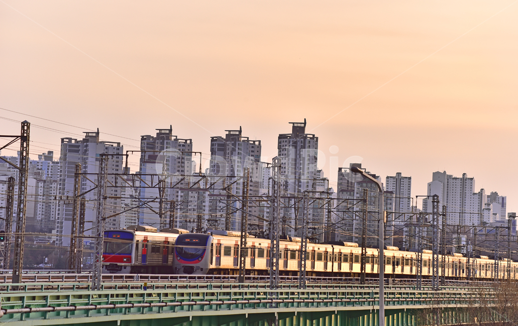 기차,train,vehicle,차량,transportation,rail,레일,railway,철도,traintrack,기찻길,대중교통,서울도시풍경,한국도시풍경,야외,옥외,아웃도어,outdoor,background,백그라운드,배경,바탕,운송수단,아파트촌,빌딩,건물,건축물,한강철교,교통,전털,기관차,교통,교통수단,traffic,transportation