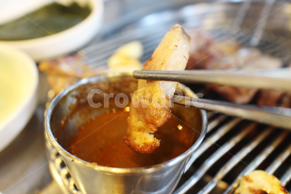 바베큐,food,음식,bbq,숯불,삼겹살,한국,전통,문화,역사,돼지,고기,맛있는,연기,불판,그릴,목살,굽다,뜨거움,소스,양념,젓가락,클로즈업,찍다,제주도,흑돼지