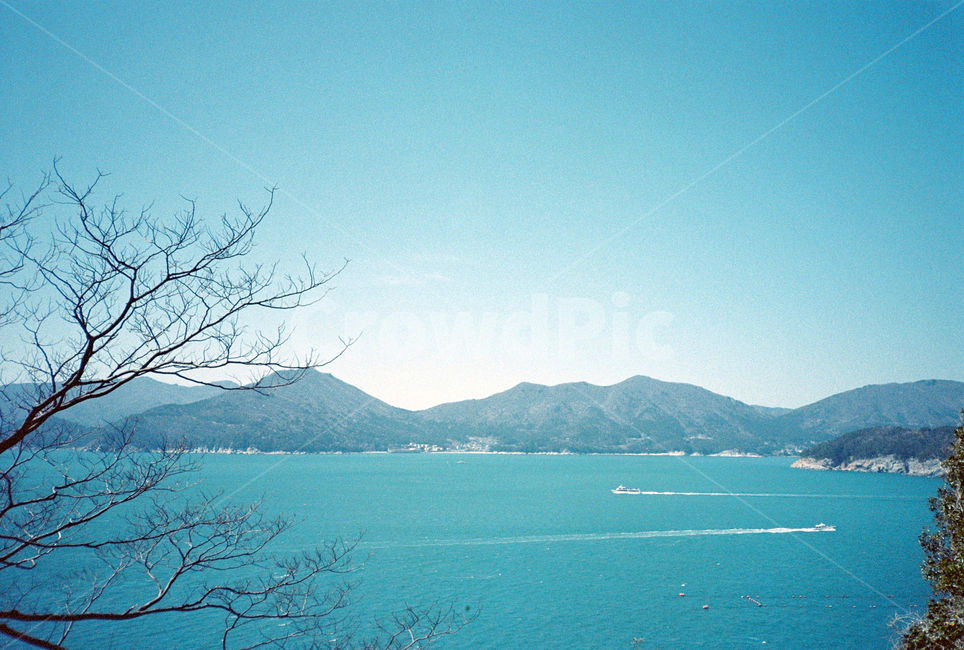 바다,섬,필름,땅,물,대양,해안선,자연,film,outdoors,land,nature,sea,ocean,water,shoreline,배,시원함,청량함,깨끗함,고요함,자연,풍경,nature,landscape,옥외