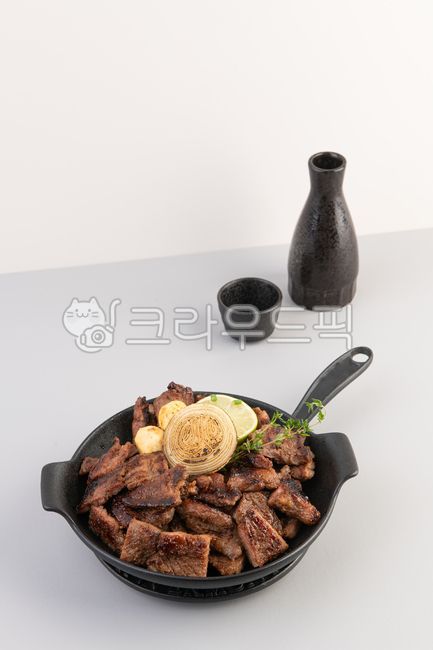갈비,돼지갈비,소갈비,양념갈비,육류,한돈,한우,식사,음식,연출컷,스튜디오,메뉴컷,팬,후라이팬,주물팬,술병,술잔,도쿠리