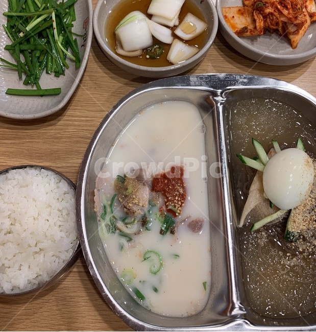 냉면,국밥,반반,반반음식,김치,밥,쌀밥,부추,식탁,혼밥,식당,한국식당,양파