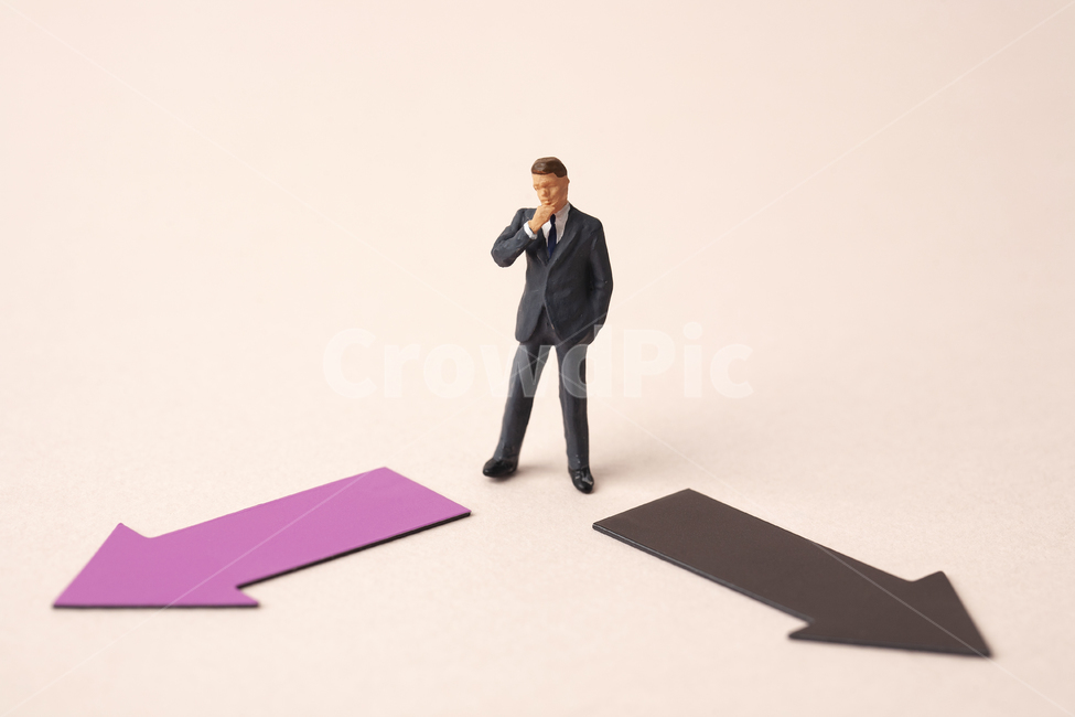 비즈니스,금융,화살표,남자,진로,미래,결정,비즈니스맨,남성,양복,방향,미니어처,백그라운드,배경,아이디어,컨셉,표시,방법,길,웨이,갈등,고민,성공,실패,기로,컬러풀,오브젝트,양방향,갈림길,석세스,도전,성장,사람,이익,크리에이티브,갈래,갈래길,피플,디자인,산업,industry,industrial,비즈니스,사업,business,service,work,연출,컨셉,콘셉,direction,concept
