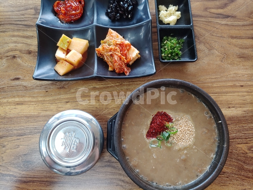 국밥,뚝배기,반찬,밥,국,식탁