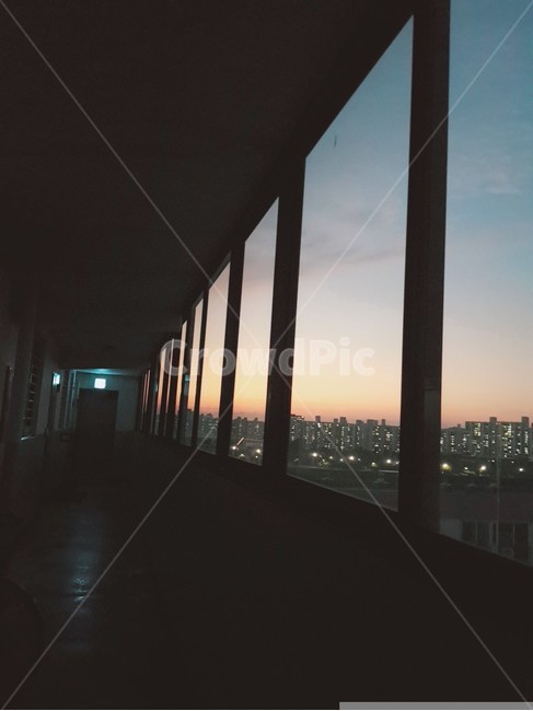 복도,창문,도시,비상구,아파트복도,아파트,어두운,해질녁,도시풍경,빌딩,야경,노을,하늘,풍경,밤하늘,노을하늘,구름,밤,도시전경,도시야경,nightscape,landscape,city,sunset