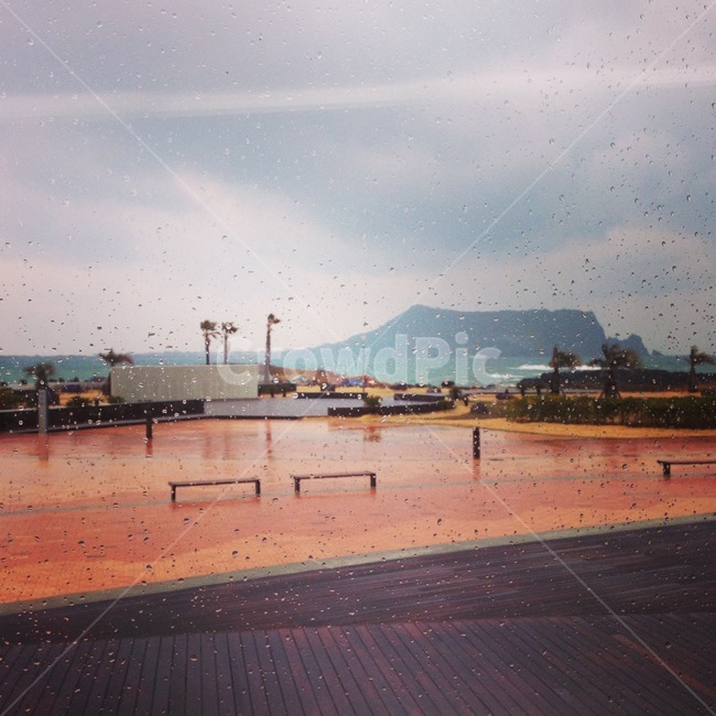 제주,풍경,비,성산일출봉,흐린날,자연,풍경,nature,landscape,한국자연풍경,한국자연경관,korea nature landscape,제주도,jeju,jeju island,비,비오는날,rain,rainy,building,건물,boardwalk,산책로,bridge,다리