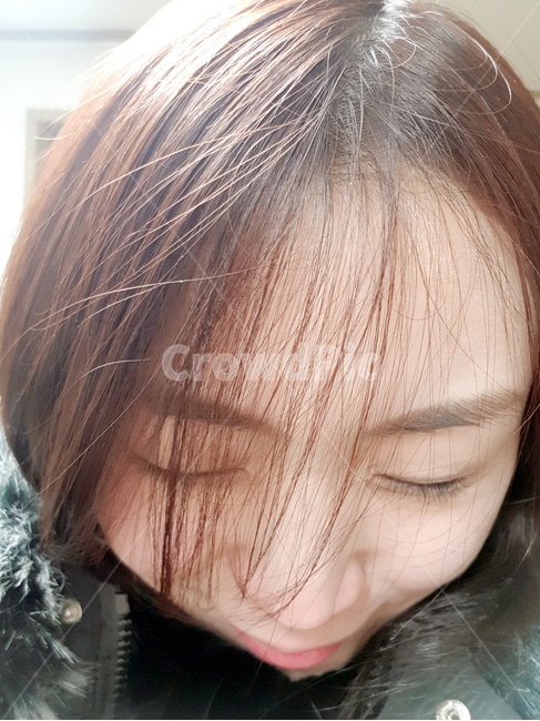 여자,셀카,감은눈,자연갈색,갈색머리,머리카락염색,염색,앞머리,헤어,여자셀카,아가씨,girl,눈찡긋,얼굴,여자얼굴