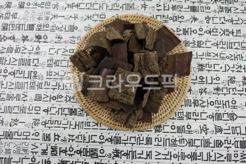 두충,나무껍질,두충껍질,말린두충,볶은두충,나무