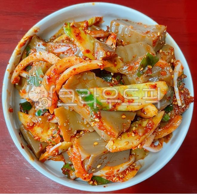 도토리묵,도토리묵무침,묵,묵무침,무침,양념,오이,양파,야채,채소,참깨,깨,음식,요리,식사,식재료,dish,food,meal,cook,sesame,seasoning