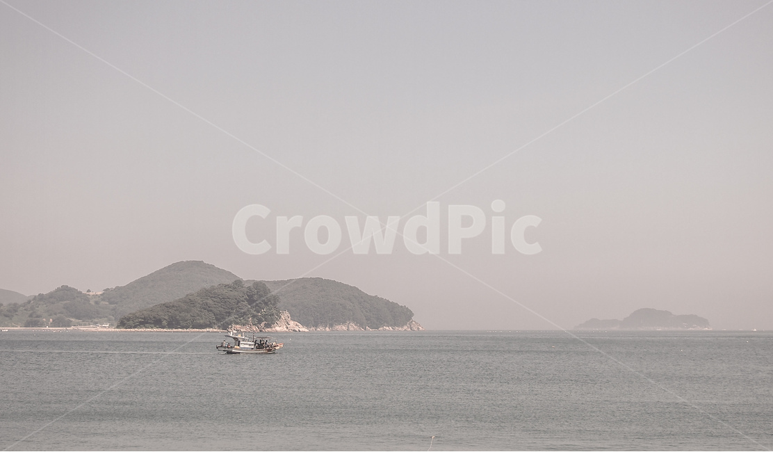 바다,섬,배,자연,풍경,sea,ocean,island,boat,nature,landscape,자연,풍경,nature,landscape,흑백,모노톤,monochrome,black and white,산업,industry,industrial,어업,fishery,fishing industry,outdoors,옥외,land,땅,대양,water,물,shoreline,해안선,coast,연안