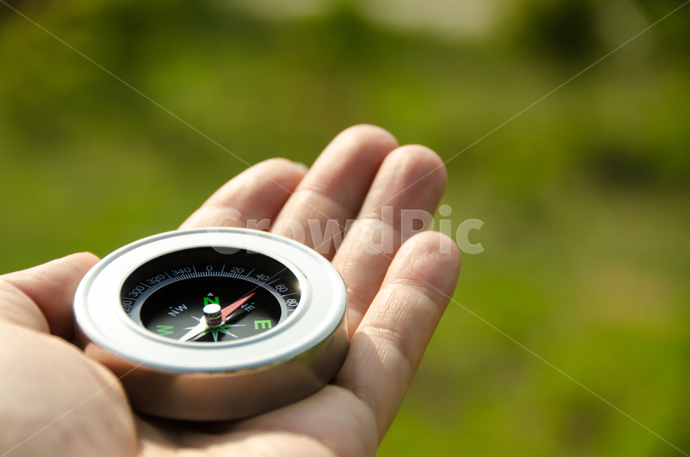 나침반,손,자연,방향,모험,화살표,배경,발견,장비,탐험,지리,잔디,녹색,가이드,하이킹,산,탐색,북쪽,야외,경로,사람,남쪽,봄,여름,여행,백그라운드,컨셉,안내,아웃도어,남자,남성,여행,휴가,traveling,vacation,trip
