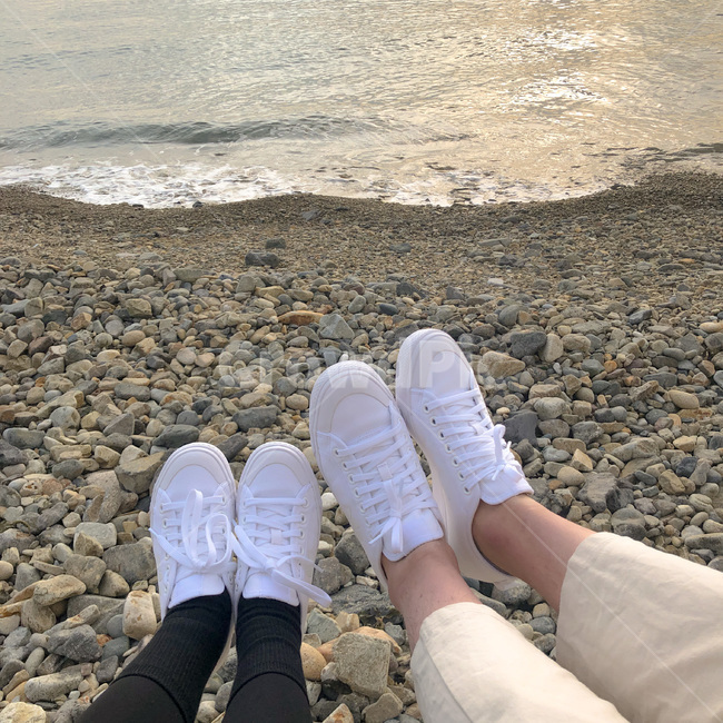 바다,자갈,커플신발,커플룩,스니커즈,연인,커플,사랑,lover,couple