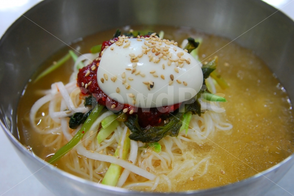 열무국수,국수,열무,김치,열무김치,계란,얼음,냉국수,음식,여름음식,삶은계란,시원한,면,면류,면음식,면요리,그릇,야채,양념,깨,참깨,한식,음식,식재료,요리,food,cook,meal,dishes,food reserves,면류,면요리,noodles,한식,한국음식,한국요리,korean food,korean dishes,korean meal,korean cook
