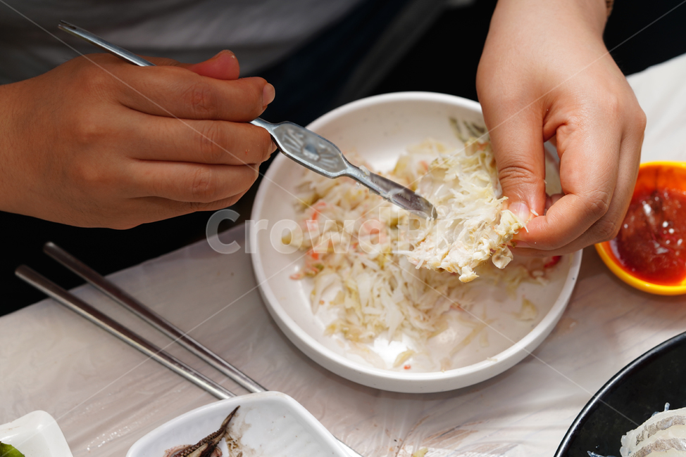 게살,음식,식사,게,접시,해물,크랩,푸드,crab,먹방,사람,인물,인간,human,person,신체일부,몸,body,음식,식재료,요리,food,cook,meal,dishes,food reserves,수산물,해산물,fishery products,seafood