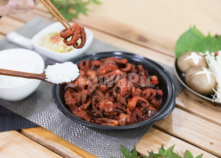주꾸미,요리,다이어트,매운음식,식기류,건강식,조리법,그릇,테이블,식사,맛있다,먹다,별미,낙지,문어,맵다,짜다,준비,숟가락,식탁,붉다,해산물,바다요리,재료,배고프다,무침,볶음,식당,볶다,젓가락,매콤하다,양념,밥도둑,쌀,밥,야채,음식,식재료,요리,food,cook,meal,dishes,food reserves,한식,한국음식,한국요리,korean food,korean dishes,korean meal,korean cook