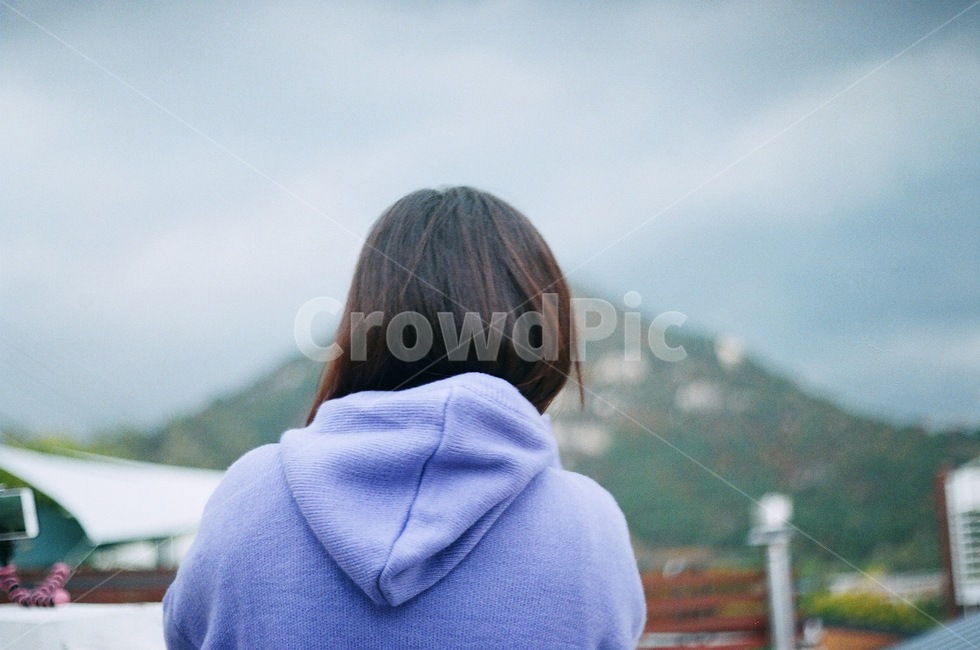 뒷모습,보라색,여자,친구,산,하늘,사람,인물,인간,human,person,여성,여자,woman,female,lady,감성,sensible,feeling