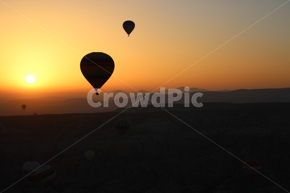 일출,해돋이,열기구,터키,카파도키아,하늘,해뜨는,sunrise,sunup,balloon,cappadocia,sky,노란하늘,실루엣,그림자,silhouette,shadow,여행,휴가,traveling,vacation,trip,스포츠,레저,운동,sports,leisure,exercise