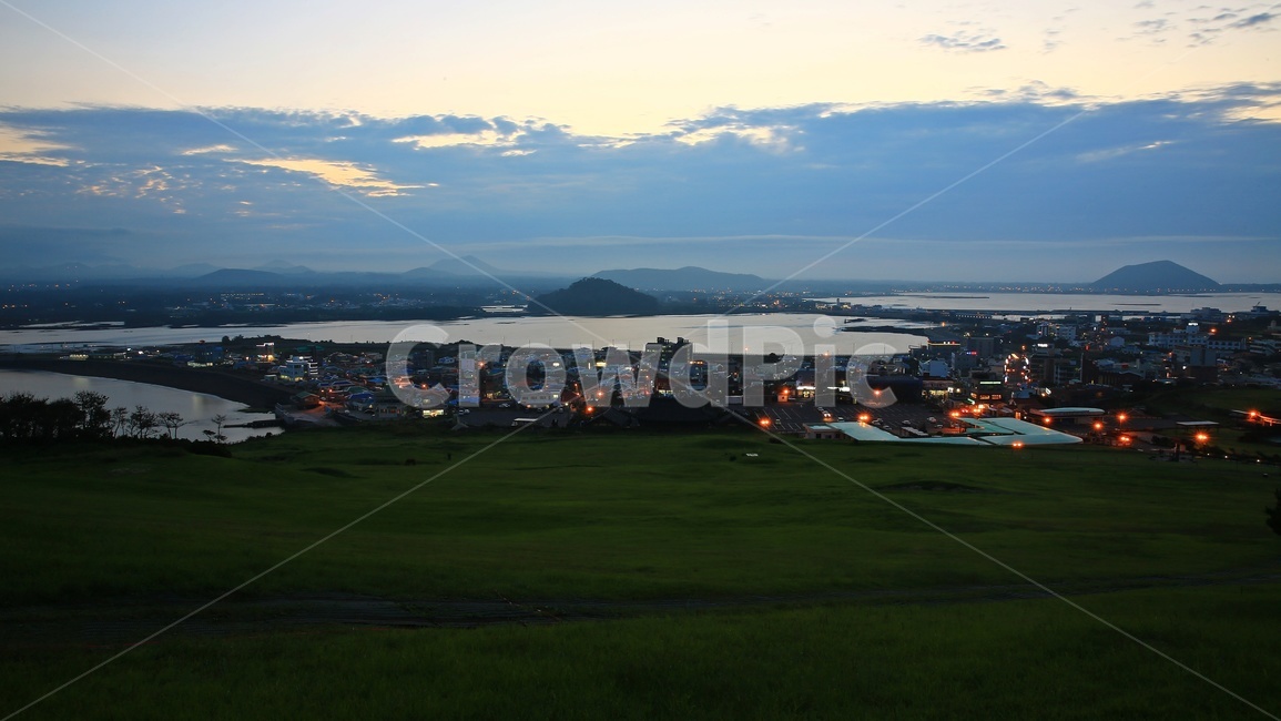 landscape,경치,풍경,scenery,shoreline,해안선,promontory,곶,outdoors,옥외,nature,자연,water,물,ocean,대양,sea,바다,field,들,제주,성산야경