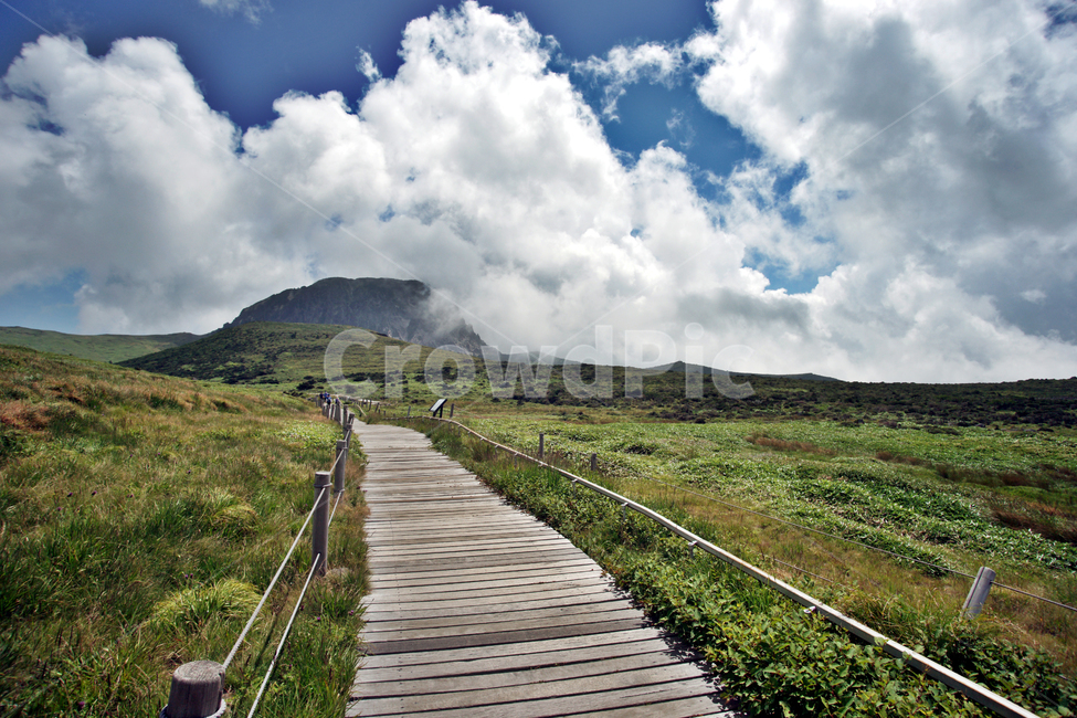 한라산,윗세오름,제주,영산,구름,운무,영실코스,자연,수풀,자연,풍경,nature,landscape,한국자연풍경,한국자연경관,korea nature landscape,제주도,jeju,jeju island,building,건물,boardwalk,산책로,bridge,다리