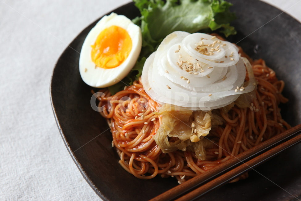 plating,egg,onion,noodles,plate,food,summer food,bibim noodles