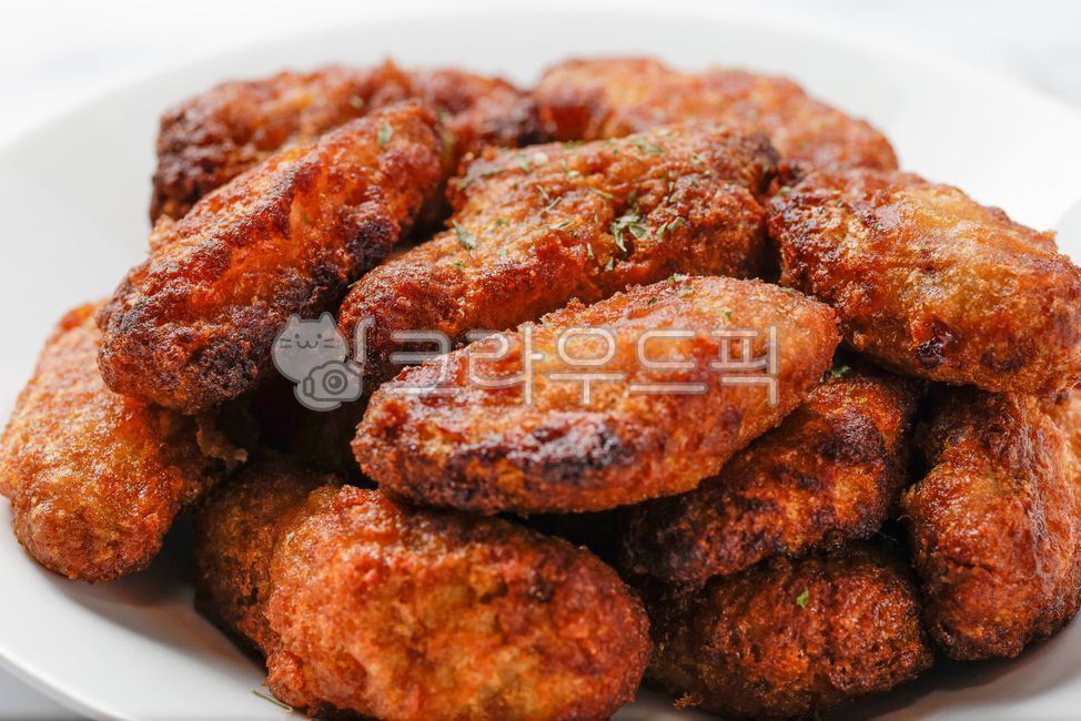 닭고기,통닭,닭요리,닭튀김,닭봉,닭날개,치킨,음식,요리,식재료,맛있는,식사,에어후라이,한국음식,food,cook,meal,delicious,접시,그릇,plate,bowl