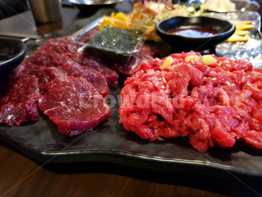 붉은,육회,육사시미,소고기,날것,생것,신선한,깔끔한,싱싱한,검정,검은,그릇,접시,도자기,일본식,일식,김,파래,초장,종지,맛,맛있는,먹음직스러운,잣,노란,마블링,지방,음식,오브젝트,음식,식재료,요리,food,cook,meal,dishes,food reserves,육류,고기,meat,한식,한국음식,한국요리,korean food,korean dishes,korean meal,korean cook