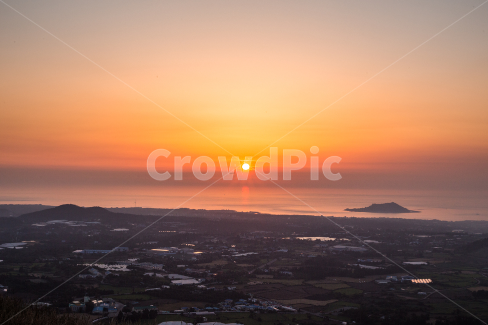 노을,해질녘,일몰,하늘,구름,햇빛,sunset,sky,cloud,sun,sunlight,능선,언덕,light,오름,역광,제주,풍경,landscape,제주도,경치,바다,sea,ocean,해안선,수평선,자연,풍경,nature,landscape,outdoors,옥외,scenery,dawn,새벽,red sky,붉은 하늘,dusk,황혼