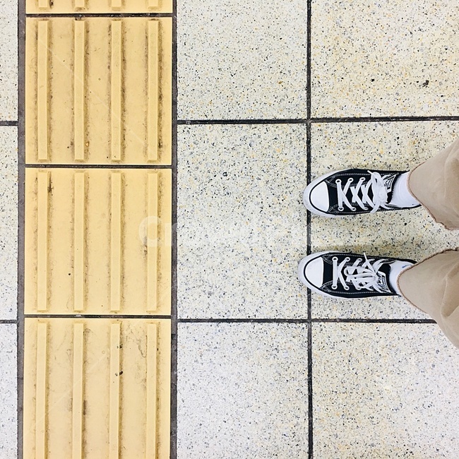 승강장,점자블록,대기선,줄서기,기다리다,일상,출근길,퇴근길,대중교통,기다림,멈추다,멈춤,신발,아래,구도,출발,출발선,바닥,정지,지하철,노란색,stand,stop,subway