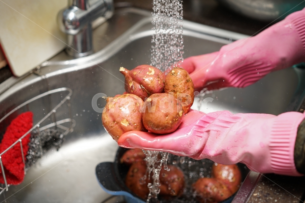 sweet potato,Capture the moment,sink,snack,wash,water,food,washing,livelihood,watercourse,Rubber glove,cooking,kitchen,hand