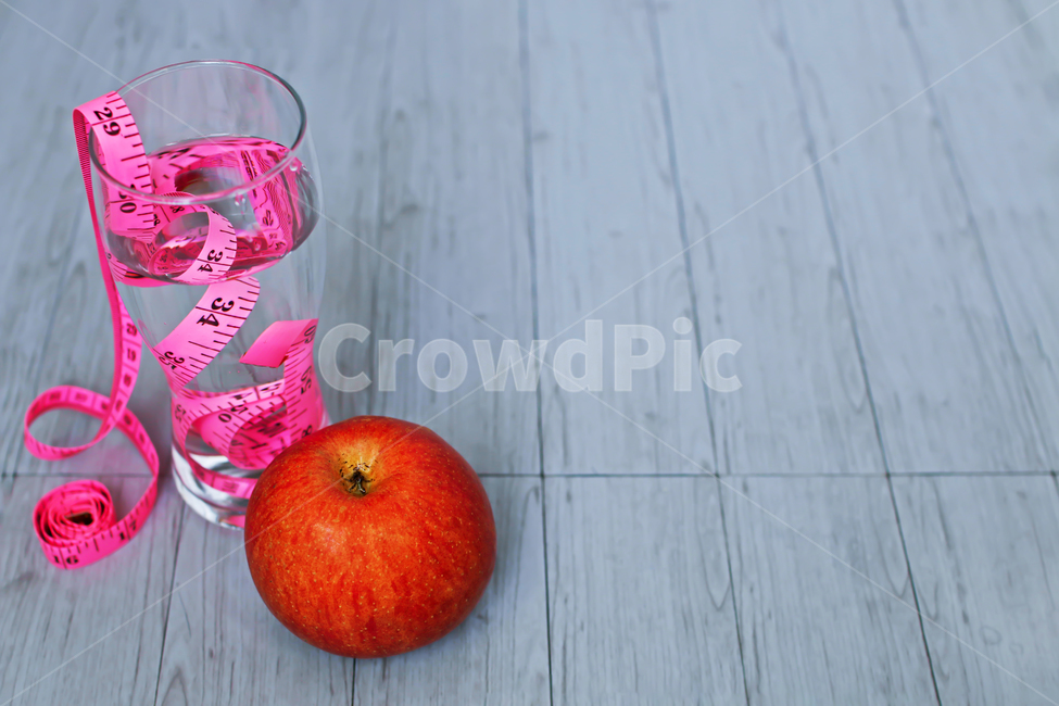 다이어트,사과,유리컵,줄자,물,과일,마루,분홍색,빨간색,붉은색,fruit,apple,ruler,투명,glass,빨간,붉은,식수,체중감량,고통,건강,헬스웨어,헬스케어,healthware,health care