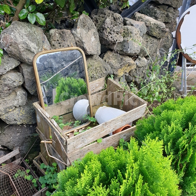 거울,깨진거울,쓰레기,잡동사니,돌담,화분,나무상자,버려진,빈티지사진,빈티지느낌,빈티지감성,vintage