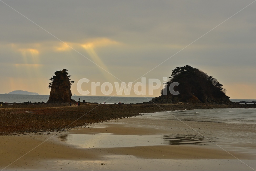 outdoors,옥외,nature,자연,water,물,shoreline,해안선,sea,바다,충남,태안,안면도,꽃지,할미바위,할아비바위,날씨,자연,풍경,nature,landscape