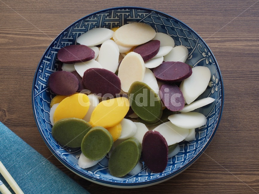 가래떡,떡국떡,떡,오색,오색떡국떡,설날음식,명절음식,오래된,식품및음료,한국음식,한국문화,음식,동아시아문화,건강한식생활,웰빙,문화,아시아,아시아음식,흰색,대한민국,접시,모양,전통,한국,설날,젓가락,한국전통,한국문화,korean traditional,korean culture,음식,식재료,요리,food,cook,meal,dishes,food reserves,한식,한국음식,한국요리,korean food,korean dishes,korean meal,korean cook