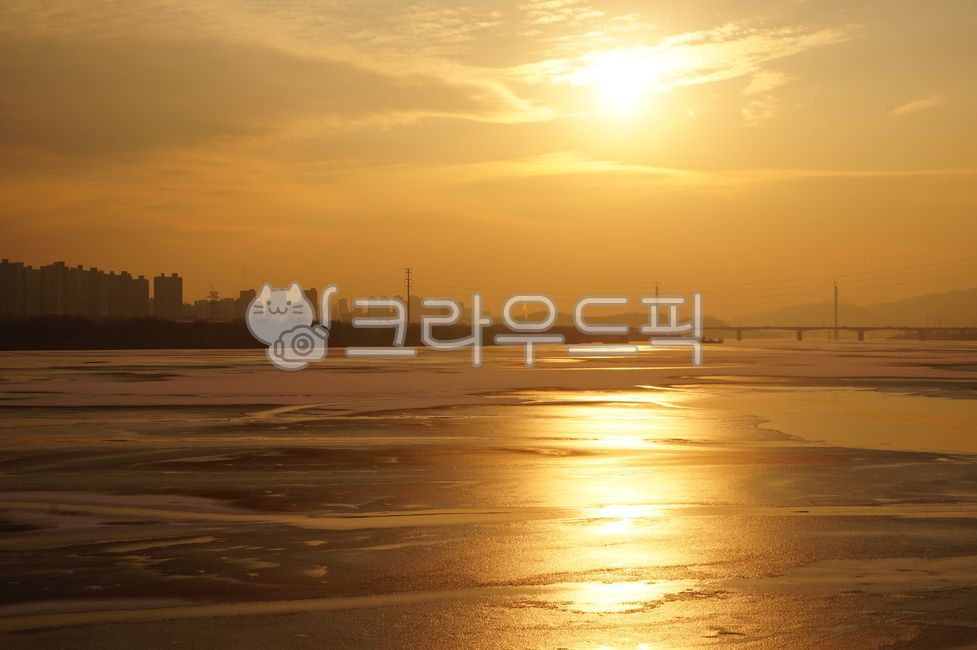 한강,한강결빙,얼어붙은한강,한강공원,얼음,겨울풍경,노을,golden,금빛,sunset,nature,자연,햇빛,sunlight,outdoors,옥외