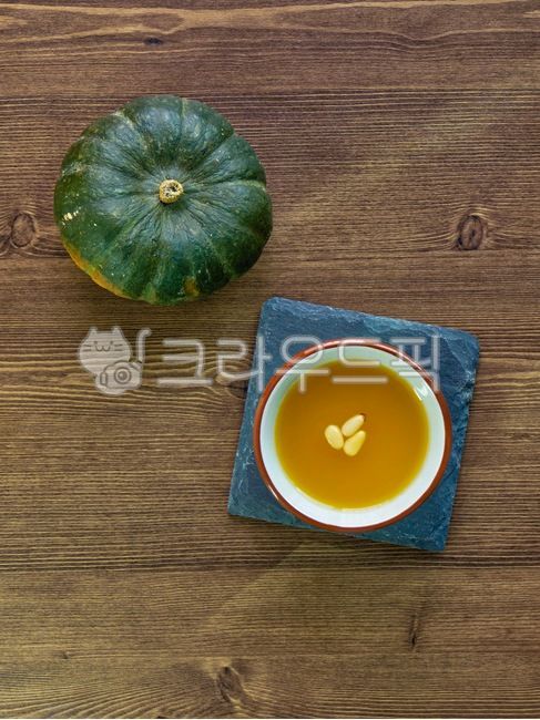 음식,음료,식혜,단호박식혜,한국음료,전통음식,달콤한음료,노란색,웰빙,웰빙음료,단호박,잣,컵,도자기컵,배경,유기농,후식,아시아음료,food,beverage,sikhye,sweetpumpkinsikhye,koreandrink,traditionalfood,sweetdrink,yellow,wellbeing,wellnessdrink,sweetpumpkin,pinenut,cup,porcelaincup,background,organic,dessert