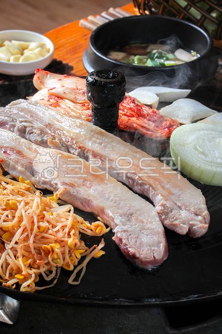 삼겹살,생삼겹살,솥뚜껑삼겹살,목살,돼지목살,목살구이,구이,고기,바베큐,음식점,식당,생목살,삼겹살구이,무쇠,무쇠솥뚜껑삼겹살,솥뚜껑생삼겹살,무쇠솥뚜껑,솥뚜껑,음식,한국음식,한국요리,식재료,한국음식점,돼지삼겹살,돼지생삼겹살,돼지,돼지고기,먹거리,김치,콩나물,양파,김치삼겹살,국내산삼겹살,국내산목살,국내산생삼겹살,국내산생목살,육류,고기,meat