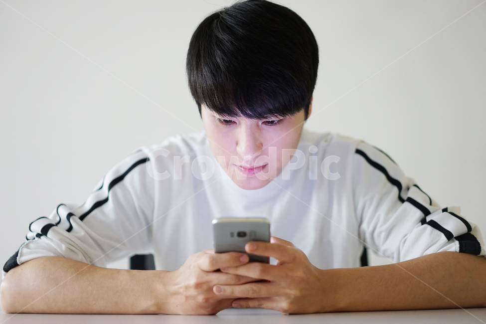 남성,스마트폰,남자,모바일,핸드폰,휴대폰,it,전자제품,전자기기,사람,인물,인간,human,person,남성,남자,man,male,정보통신기술,전자기기,전자제품,it,information,technology,electronic equipment