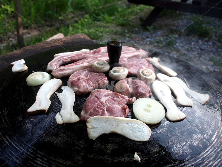 솥뚜껑,시골밥,시골부엌,caldron,아궁이,fireplace,삼겹살,목살,솥뚜껑구이,버섯구이,솥뚜껑삼겹살,캠핑음식,meat,pork,food,barbique,음식,식재료,요리,food,cook,meal,dishes,food reserves