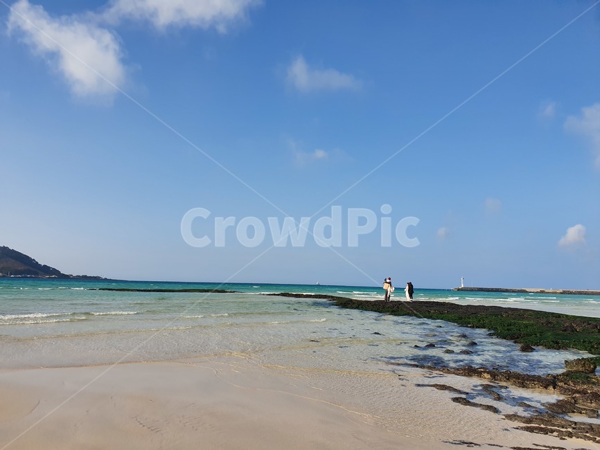 제주도,협재해수욕장,제주도하늘,제주도바다,바다,에메랄드바다,에메랄드빛바다,푸른하늘,맑은바다,자연,풍경,nature,landscape,한국자연풍경,한국자연경관,korea nature landscape,해변,바다,beach,sea,제주도,jeju,jeju island,water,물,shoreline,해안선,human,인간,person,사람,outdoors,옥외,ocean,대양