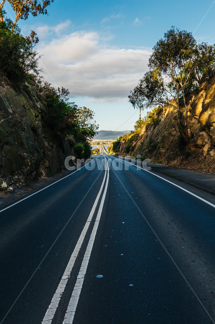 호주,타즈매니아,australia,tasmania,푸른하늘,sky,길,차길,도로,인도,road,carroad,낮은구름,나무,차도,see,hot,아스팔트,맑음,구름,바위,언덕,중앙,자연,풍경,nature,landscape,freeway,고속 도로,highway,고속도로,asphalt
