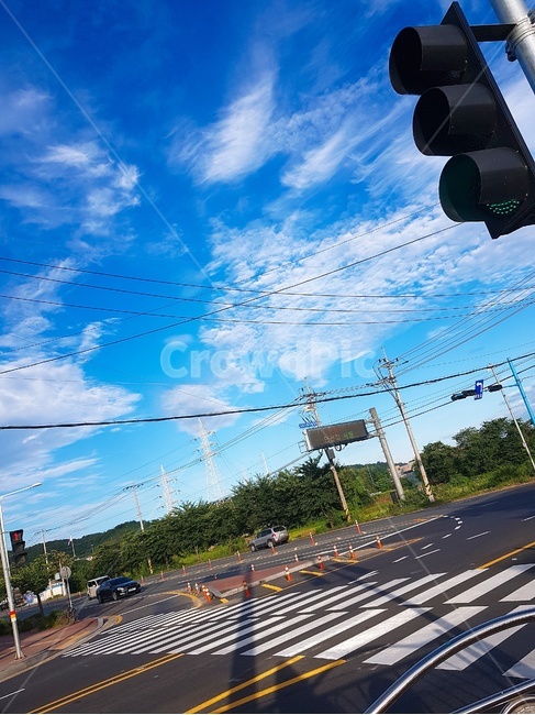 하늘,구름,파란색,흰색,파란하늘,sky,cloud,beautiful,nature,배경,바탕,색감,화창한,맑음,감성,교통,교통수단,traffic,transportation